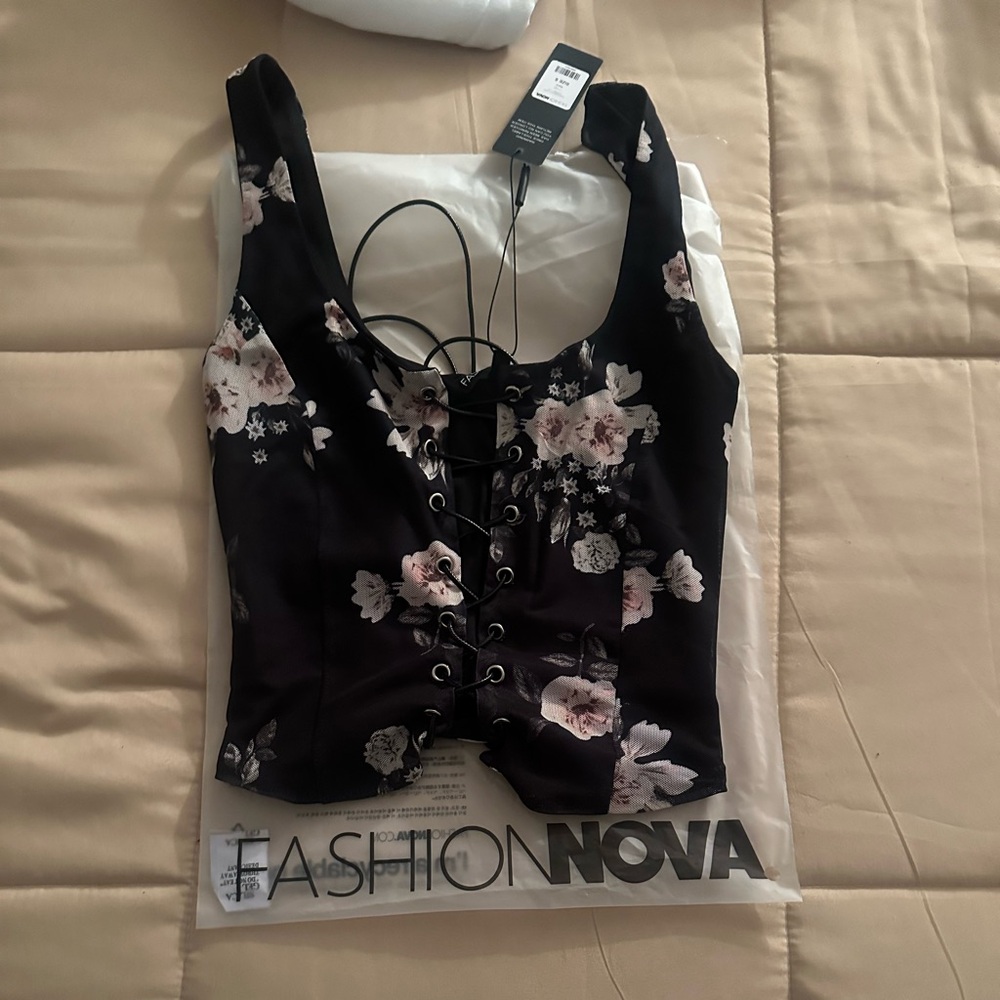 Item to small.
They are new with tags!